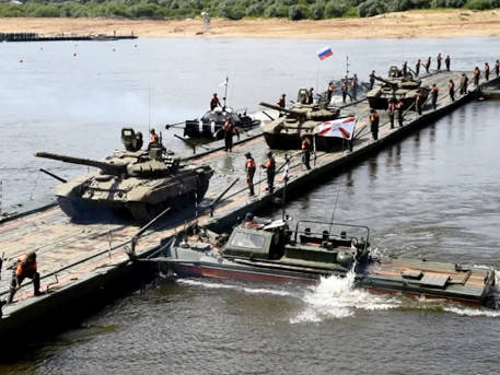 Морпехи на Камчатке спустили бронетехнику на воду