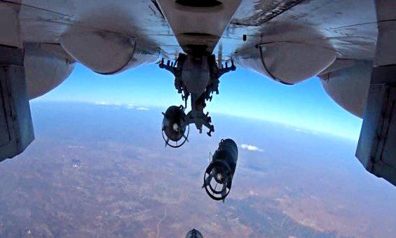 Российский Су-24М накрыл в Сирии колонну танков ИГИЛ