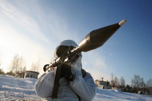 Гранатометчики ЗВО поражают технику «противника»