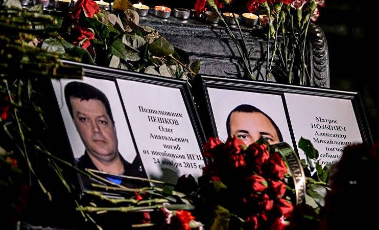 Сирийские ополченцы надели майки с портретом погибшего русского пилота