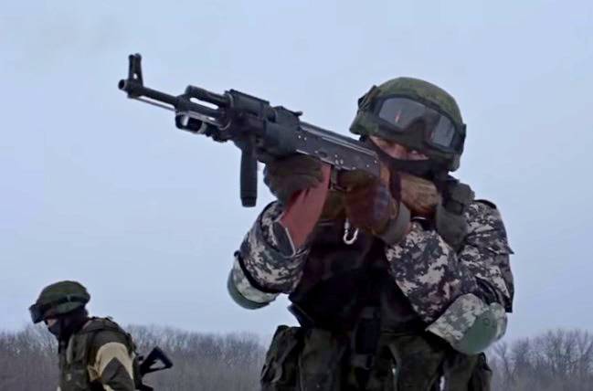 Бойцы Моторолы из батальона "Спарта" проводят учения