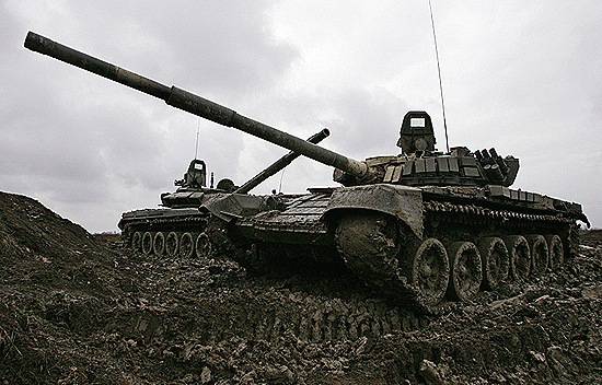 Танкисты Южного военного округа стреляют по целям с ходу