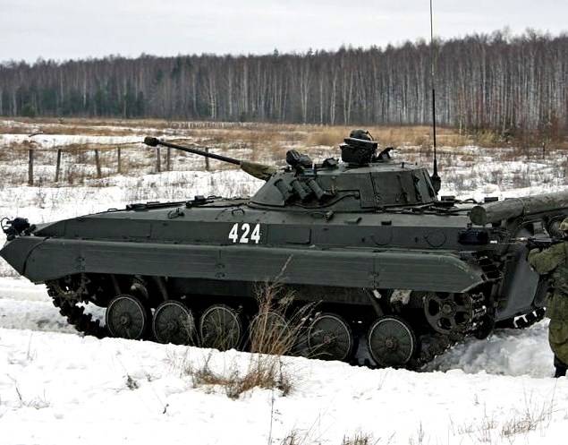 БМП-2 под Нижним Новгородом преодолели сложную трассу с метровыми сугробами