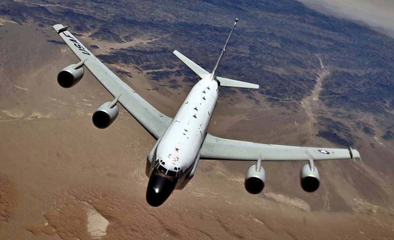 Су-27 напугал американского шпиона струёй