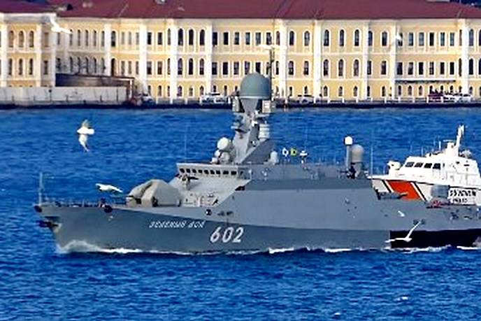 Малый ракетный корябль ЧФ «Зелёный Дол» проходит Босфор