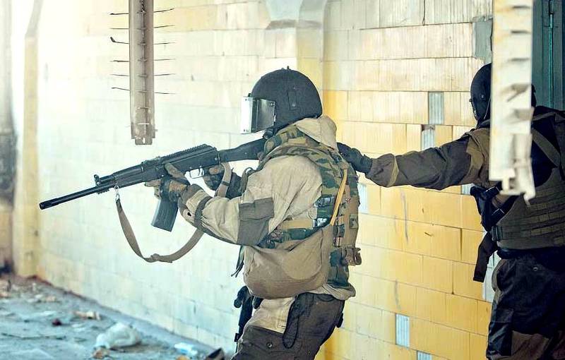 Военнослужащие в ЗВО учатся штурмовать здания
