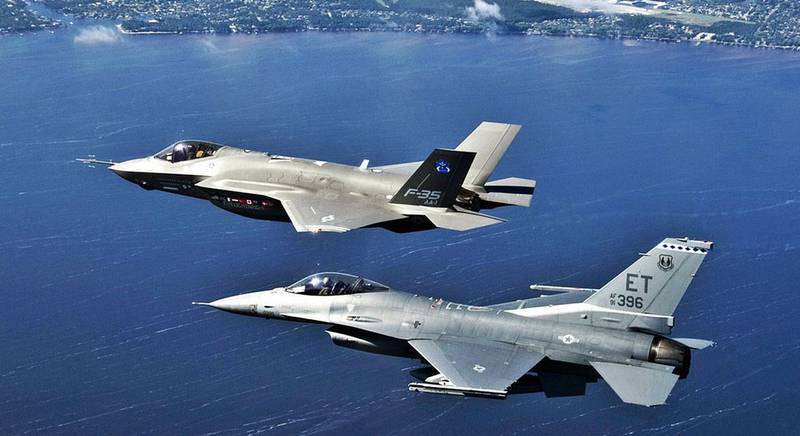 F-16 вместо F-35: истребители США сорвались в штопор