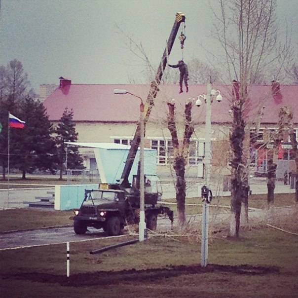 Картинка дня: солдат на кране, или Необычный подход к уборке в ВДВ
