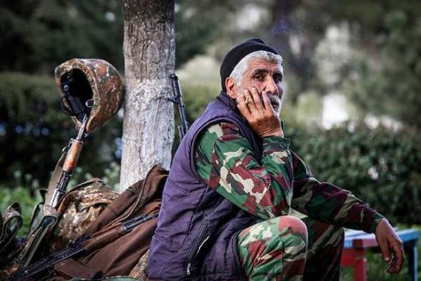 Как же так случилось, что армяне воюют оружием 80-х?