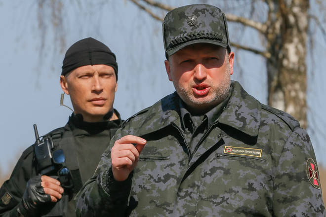 Турчинов предложил сбивать самолеты России