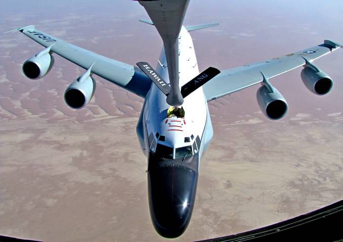 RC-135W снова у российских границ