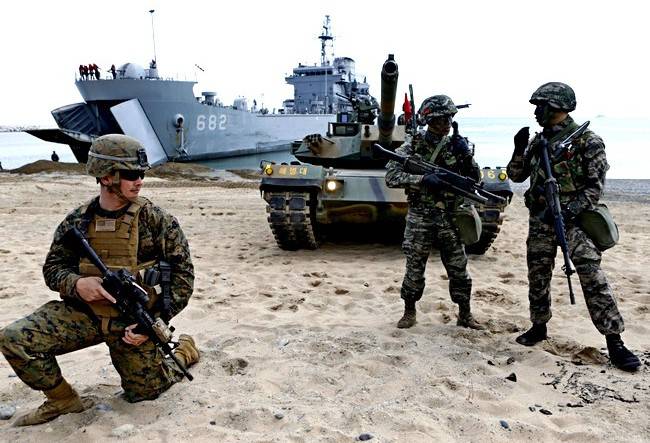 США окружают Китай кольцом военных баз