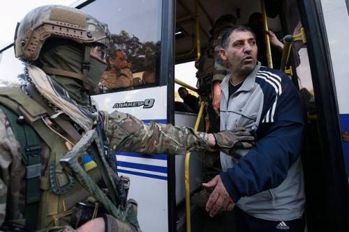 В плену – тысячи, под арест попадают свадьбами