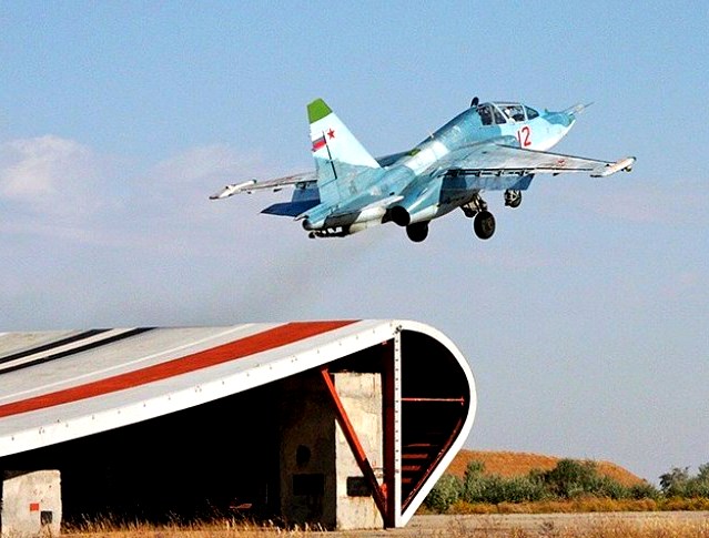 Пилоты учатся поднимать и сажать самолеты на тренажере "Нитка"