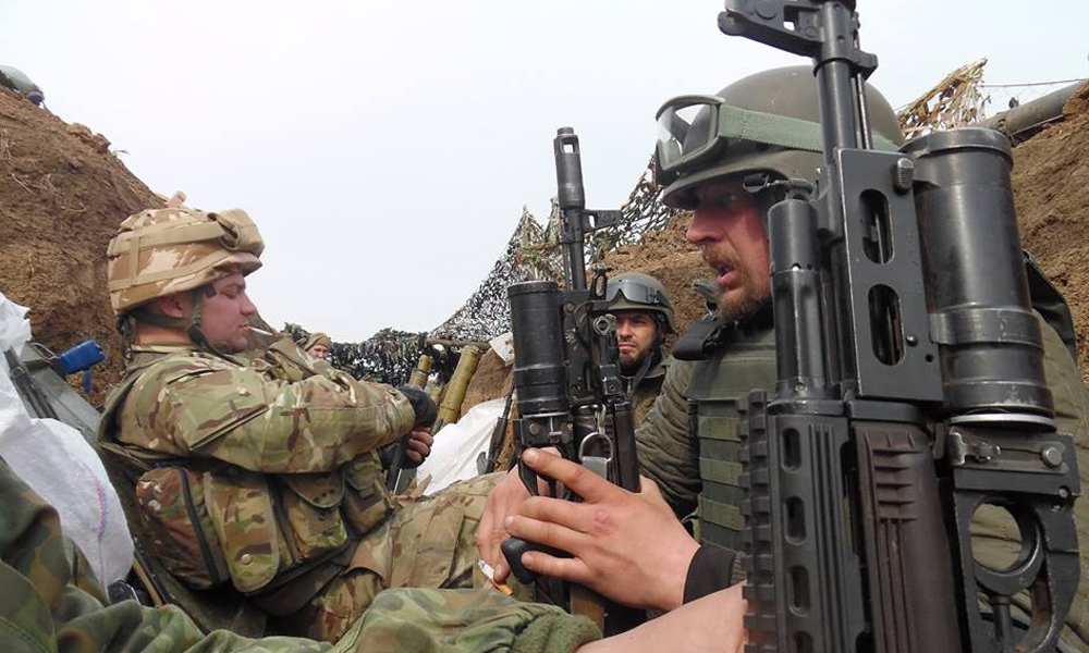 Слезы войны: бабушка просит украинских солдат её застрелить
