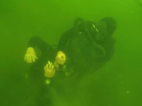 Кадры рукопашного боя десантников под водой
