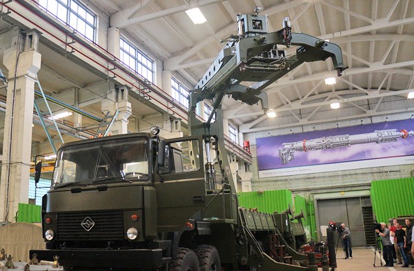 «Импортозаместили» Украину: готова сотая заряжающая машина для С-300/400