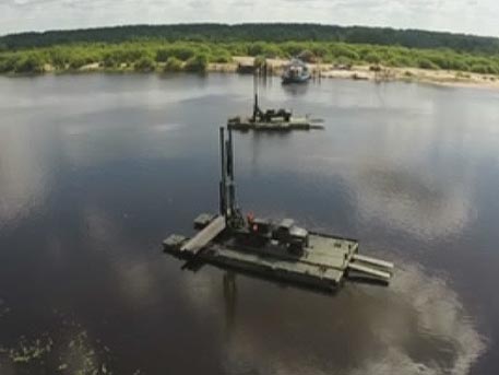 Военные инженеры возводят автомост в Костромской области