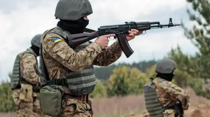 Украинские силовики заняли боевые позиции вдоль границы с РФ
