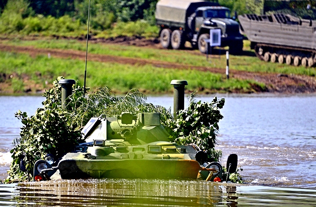 Экипажи бронемашин под огнем форсировали водную преграду на Кавказе
