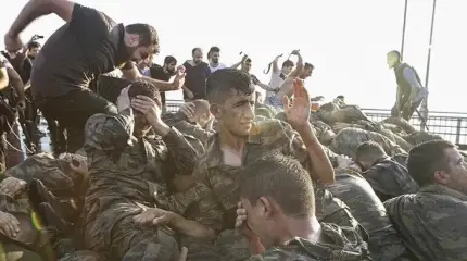 Видео линча солдат на мосту через Босфор
