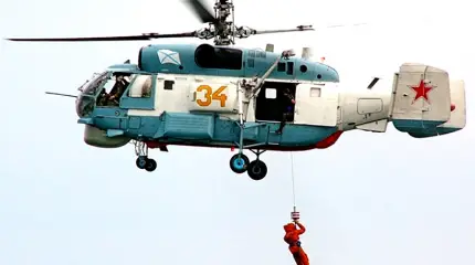 Военные спасатели Балтфлота сорвались с 30-метровой высоты в воду