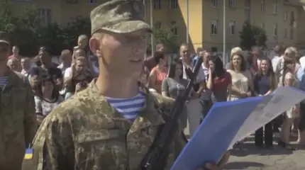 Присяга по-украински: одновременно в кепках-бандеровках и тельняшках