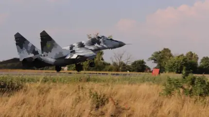 Боевые самолеты приземлились на трассу Киев – Чоп