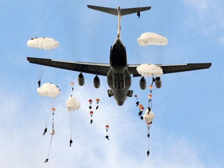 Кадры массовой выброски десанта с боевой техникой под Рязанью
