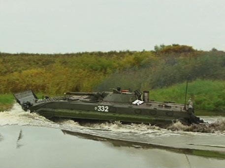 Курсанты устроили заплыв на БМП под Челябинском