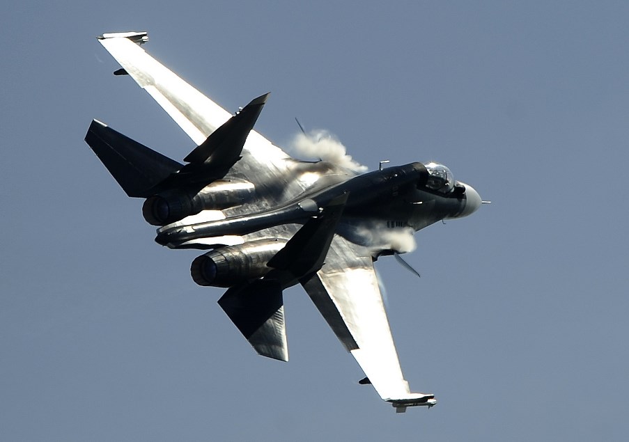Пилоты Су-30 уничтожили «вражеский» корабль: кадры из кабины