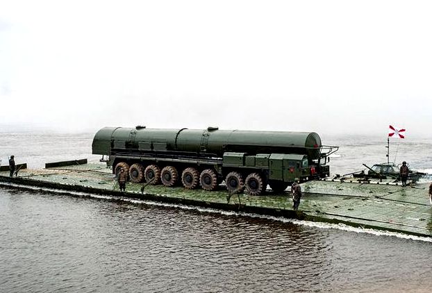 В РВСН впервые переправили пусковую установку «Ярс» по понтонному мосту