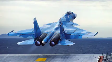 Взлет Су-33 с палубы «Адмирала Кузнецова»: чем уступают авианосцы НАТО
