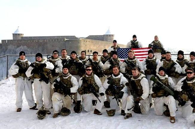 Военные США снялись на фоне древней русской крепости