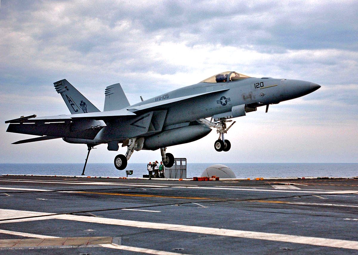 Знак свыше: Истребитель F-18 с авианосца «Карл Винсон» рухнул в море