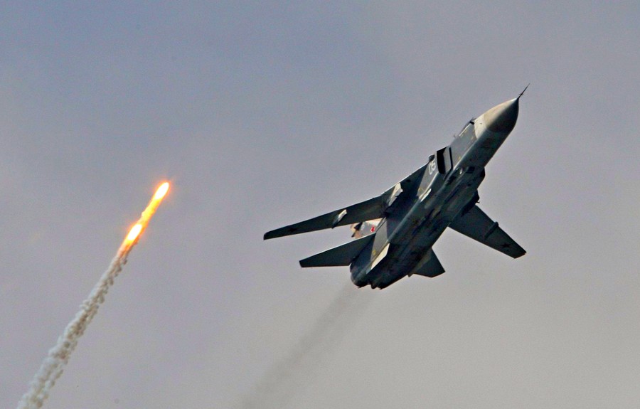 Российская авиация прицельном ударом похоронила боевиков в пещере скалы