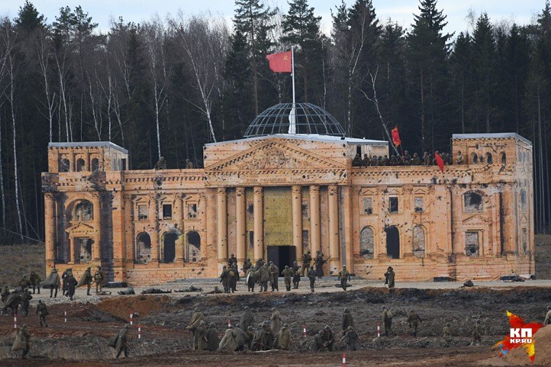 "Капитуляция Берлина": Над Рейхстагом снова красный флаг