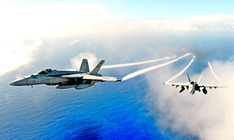 Появилось видео преследования американского F-18 иранским F-4 в Сирии