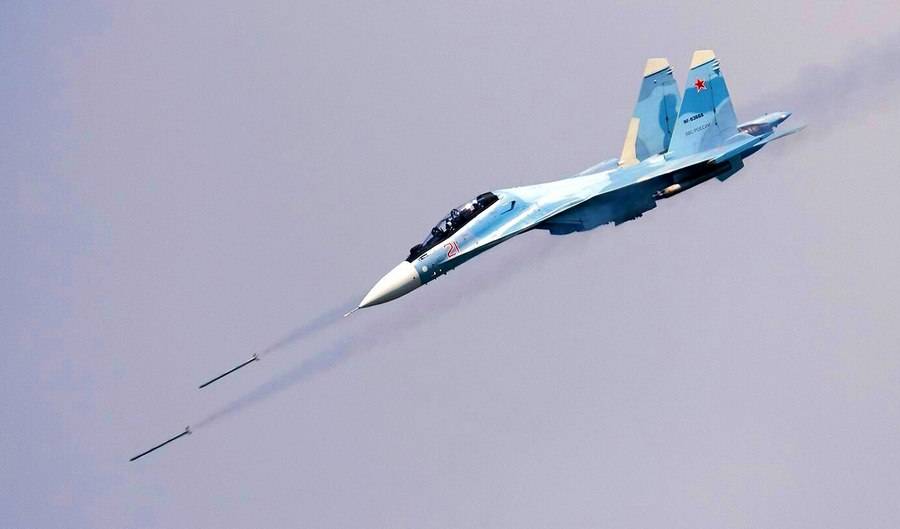 Су-30СМ точным попаданием разносит корабль: эффектные кадры с Черного моря