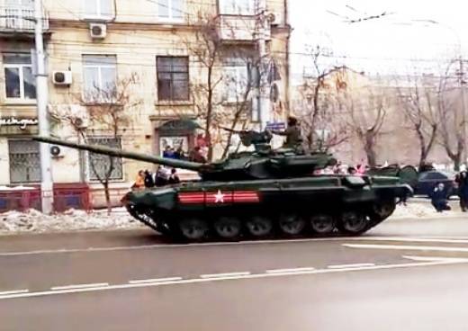 По главной площади Волгограда проехало более 60 единиц техники