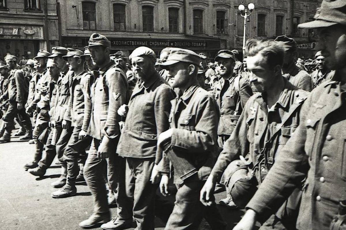 Шутка Сталина: Немцев в Москве заставили исполнить «Большой вальс»