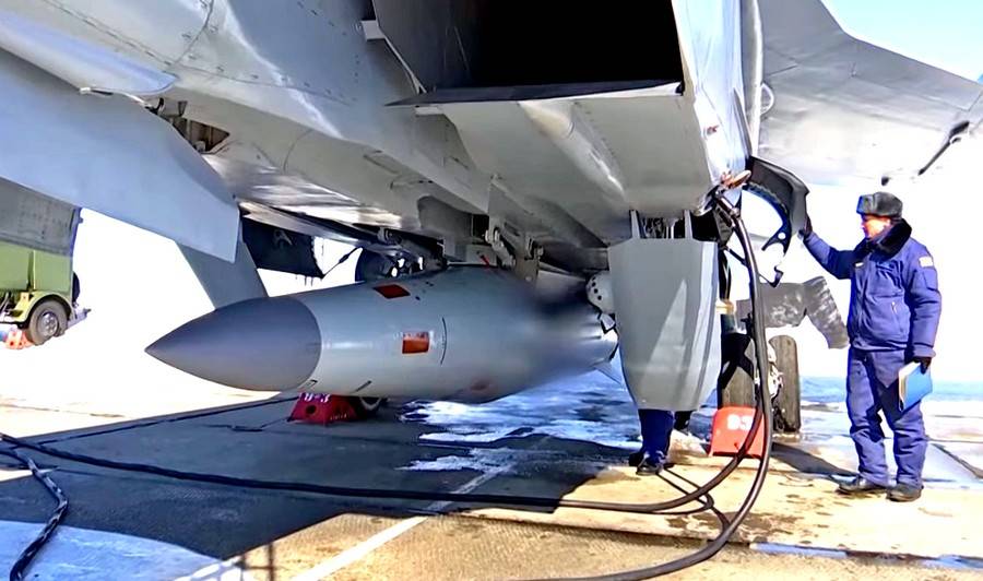 Ту-22МЗ и МиГ-31К с «Кинжалами» закроют морские границы России