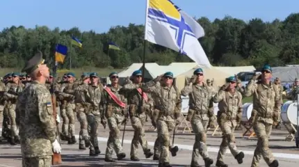 Порошенко поручил заменить воинское приветствие на "Слава Украине"