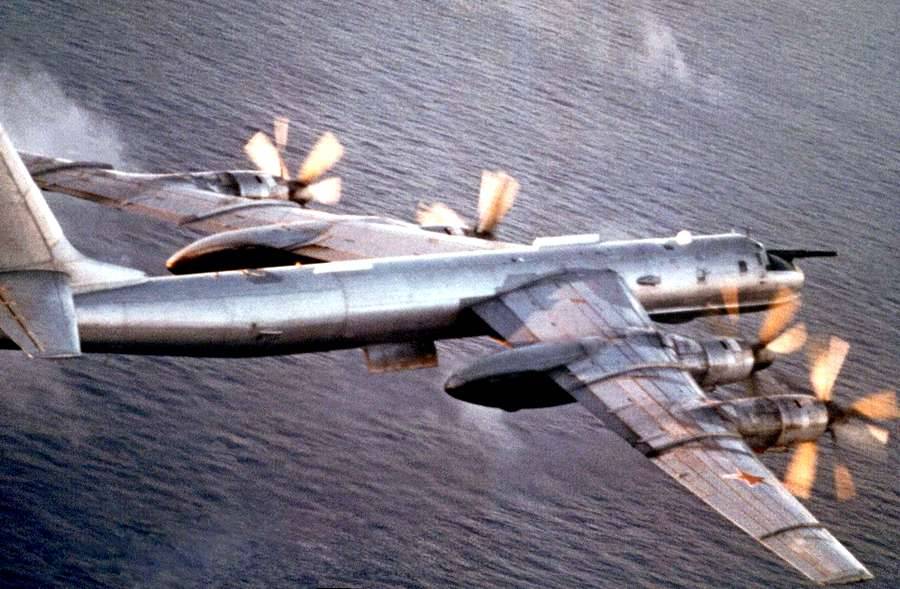 Российский Ту-142 припугнул корабль НАТО
