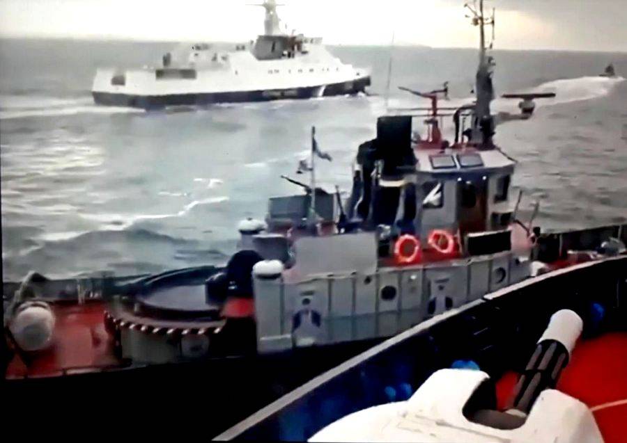 Появилось видео жесткого тарана украинского буксира российским сторожевиком