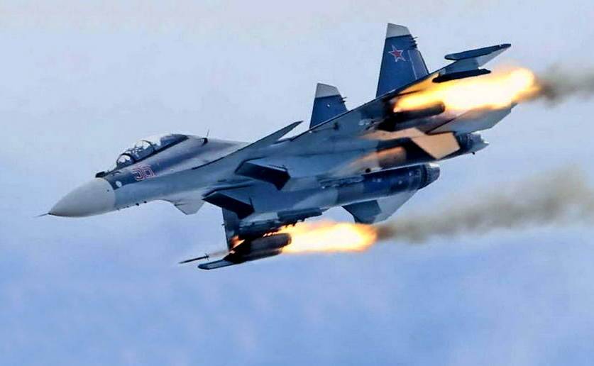 Российский Су-30СМ атаковал украинские корабли в Керченском проливе