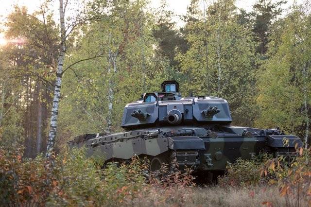 Снаряд пробил в лоб Т-72, прошил весь корпус и вылетел через корму