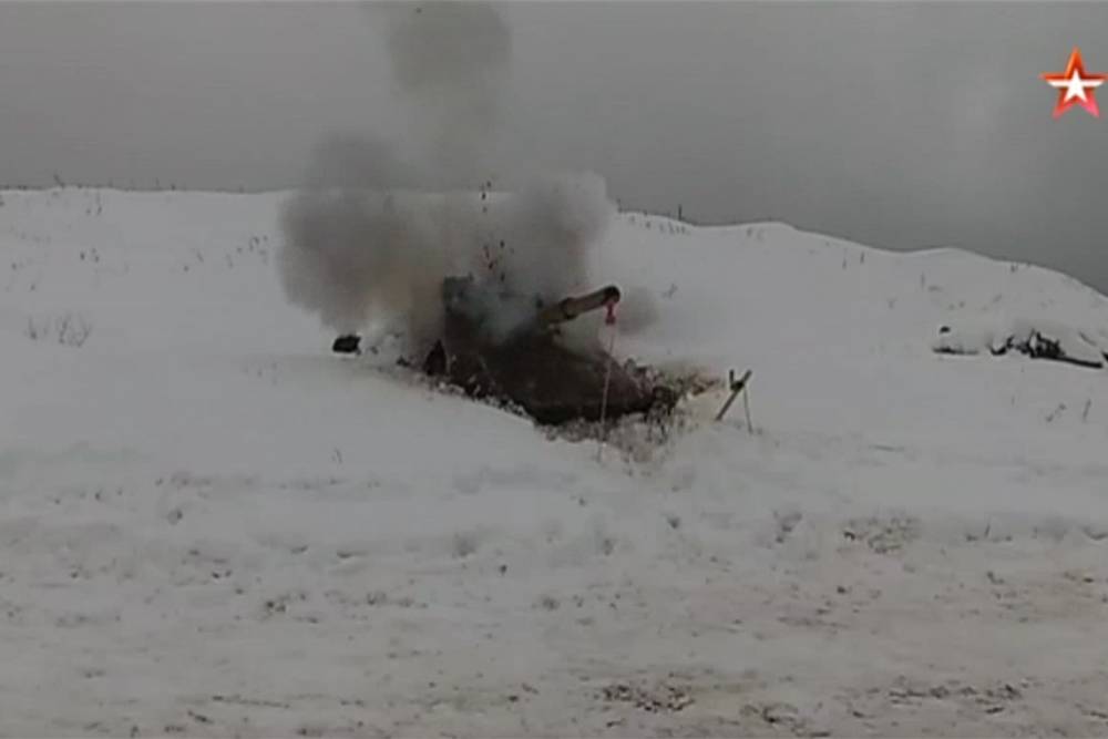 Без промаха: новейший Т-90М поразил бронебойным снарядом танк Т-64