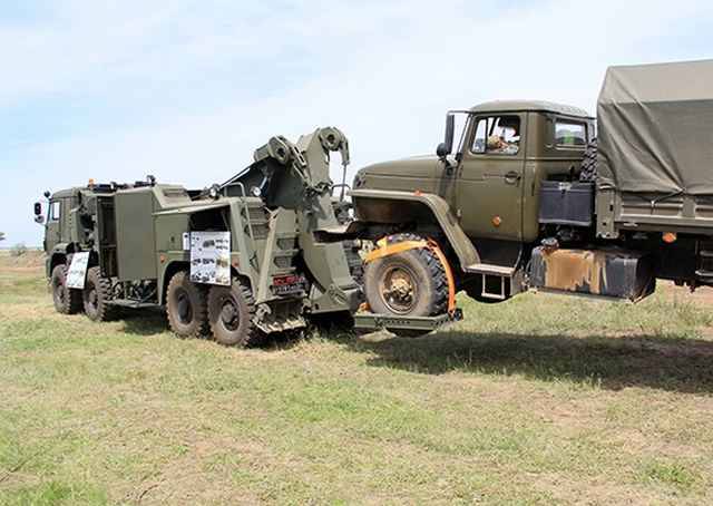 На полигоне Прудбой впервые показали новейший военный тягач КЭТ-Л1