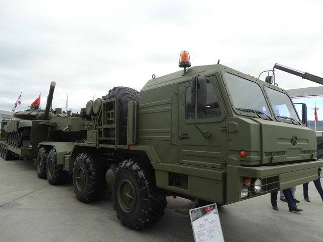 Новые тягачи БАЗ 6403 для перевозки танков поступили на вооружение ЦВО